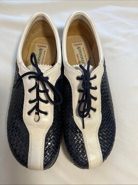 Aerogreen womans golf shoes woven navy leather with off white trim lace up 7